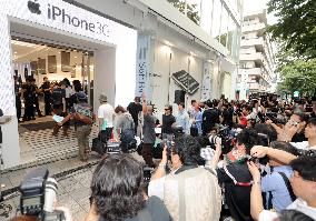 Apple iPhone debuts in Japan via Softbank Mobile