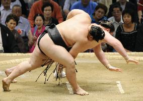 Asashoryu back on track at Nagoya sumo