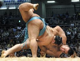 Bulgarian Kotooshu falls flat in 2nd defeat at Nagoya sumo