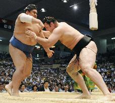 Bulgarian ozeki Kotooshu beats Futeno at Nagoya sumo
