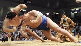 Mongolian yokozuna Asashoryu beaten by Tochinonada at Nagoya sumo