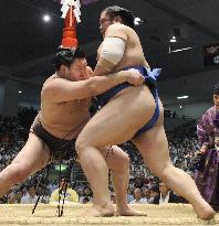 Hakuho still in charge at Nagoya sumo