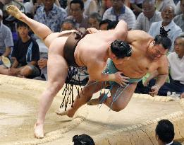 Mongolian yokozuna Hakuho remains unbeaten at Nagoya sumo