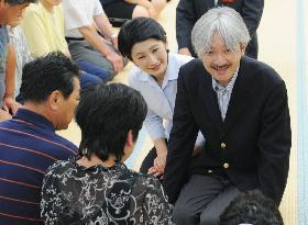 Prince Akishino encourages earthquake evacuees