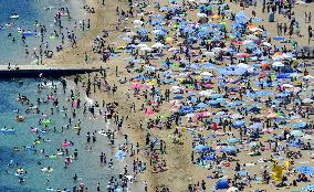 Beach crowded amid spell of hot weather