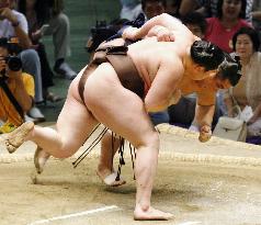 Hakuho 2 wins clear on 9th day of Nagoya sumo