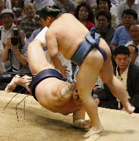 Kotomitsuki suffers 2nd defeat in sumo tourney