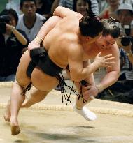 Ama suffers 2nd defeat in sumo tourney