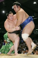Hakuho still unstoppable on 10th day at Nagoya sumo