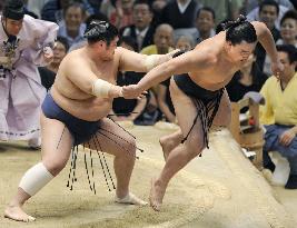 Kotomitsuki beats Ama, remains on two losses at Nagoya sumo
