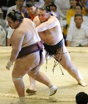 Bulgarian ozeki Kotooshu beats Miyabiyama at Nagoya sumo