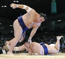 Ozeki Chiyotaikai beats ozeki Kotomitsuki at Nagoya sumo