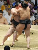 Mongolian yokozuna Hakuho remains unbeaten at Nagoya sumo