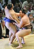 Mongolian yokozuna Hakuho clinches Nagoya sumo tourney title