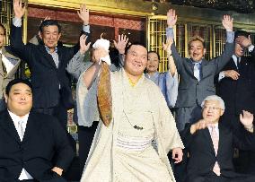 Yokozuna Hakuho clinches Nagoya sumo tournament title