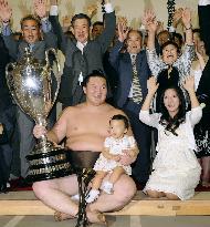 Sumo: Hakuho wraps up Nagoya meet with perfect record