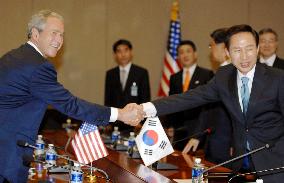Bush, Lee hold talks in Seoul