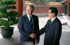 Olympics diplomacy: President Hu meets U.S. President Bush