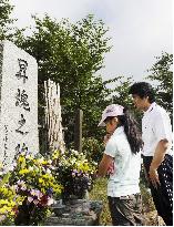 Relatives of 1985 JAL jet crash victims visit accident site