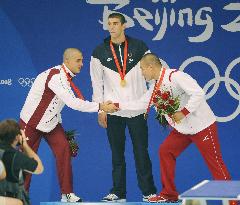 Phelps wins men's 200m butterfly with new world record