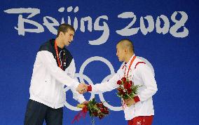 Phelps wins men's 200m butterfly with new world record