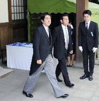 Former Prime Minister Abe visits Yasukuni Shrine