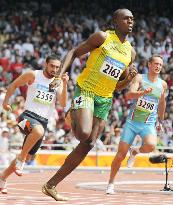 Jamaica's Bolt easily advances to 2nd-round 200-meter heat