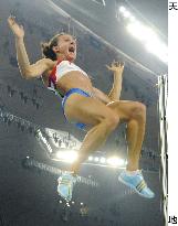 Russia's Isinbaeva wins Olympic pole vault with world record