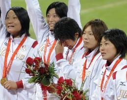 Japan beats 3-time champ U.S. to claim softball gold