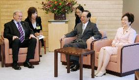 Ex-Australian Foreign Minister Evans talks with Fukuda
