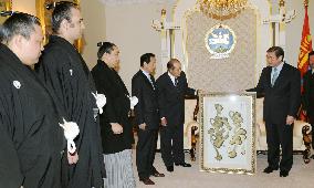 Asashoryu, Kotooshu, Kaio meet with Mongolian president
