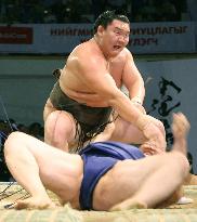 Hakuho victorious on 1st day of Mongolian tour