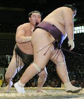 Hakuho posts 2nd win at autumn sumo tourney
