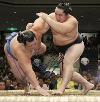 Asashoryu beats Kotoshogiku for 2nd win at autumn sumo