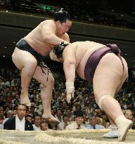 Asashoryu falls on day 3 of autumn sumo