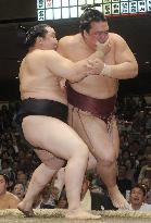 Asa back on track, Hakuho perfect at autumn sumo