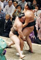 Asa back on track, Hakuho perfect at autumn sumo