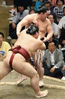 Hakuho falls at hands of Kisenosato at autumn sumo