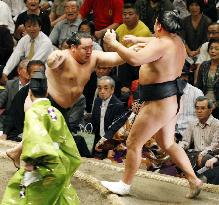 Asashoryu beats Kyokutenho at autumn sumo