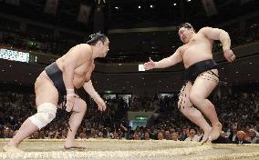 Hakuho back on track, Asa shocked again at autumn sumo