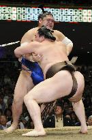 Hakuho back on track, Asa shocked again at autumn sumo