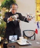 Master of renowned coffee house in Shimonoseki hangs up his pots