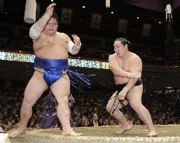 Asashoryu beats Tochinonada at autumn sumo