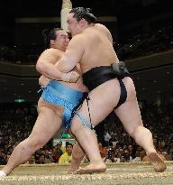 Asashoryu crashes again at autumn sumo