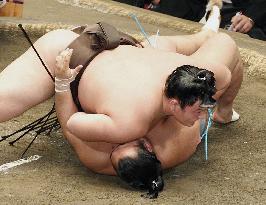 Hakuho on track for eighth career title at autumn basho