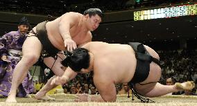 Hakuho takes sole lead on 11th day of autumn sumo