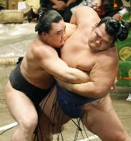 Ama beats Kotoshogiku to stay in title race at autumn sumo