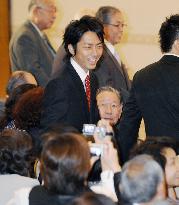 Koizumi formally announces retirement from politics