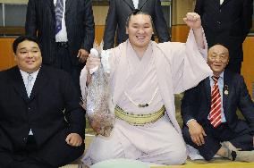 Hakuho downs Kotooshu to win autumn sumo