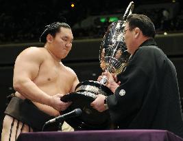 Hakuho wraps up 8th career title with win